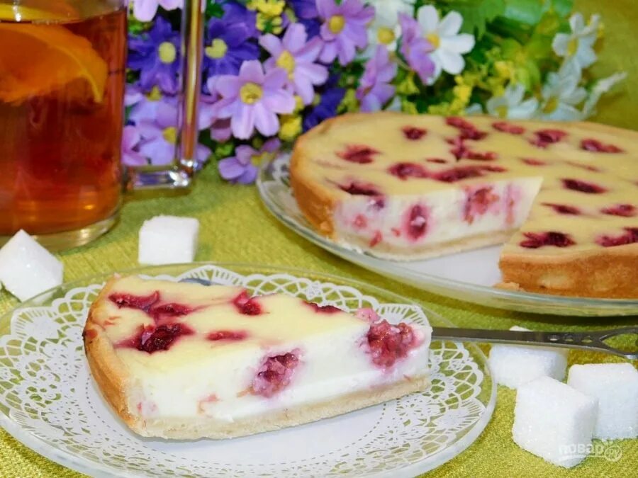 пирог с ягодами и сметанной заливкой. малиновый пирог домашний. пирог с малиной домашний. цветаевский малиновый пирог с заливкой. малиновый пирог со сметанной заливкой.