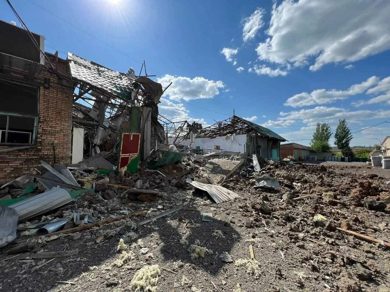 Обстрел областей со стороны украины сегодня. Разрушенный дом. Разрушенные города Украины. Разрушенный город. Красный Лиман обстрел.