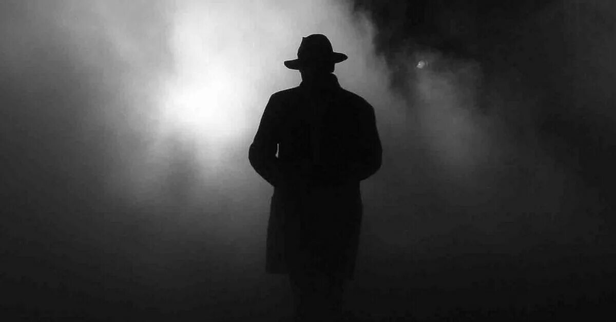 1 ночь с шляпой. Человек в черной шляпе. Таинственный человек в шляпе. Тень мужчины в шляпе. Мужчина в черном плаще и шляпе.