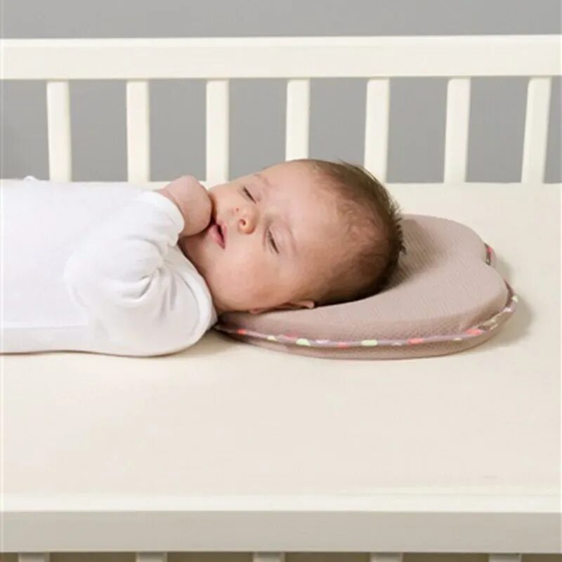 Какой купить подушка ребенок. Подушка для новорожденных. Ортопедическая подушка для новорожденных. Подушка для грудного ребенка. Позиционер для головы новорожденного.