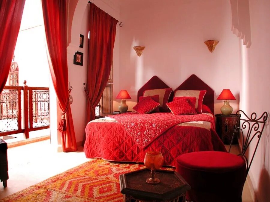 Шторы в стиле Марракеш-Марокко. Спальня в стиле Марокко Марракеш. Красный интерьер марокканский стиль. Интерьер в марокканском стиле в красных тонах. Special room