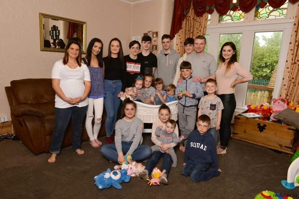 Фотосессия беременной с рябиной. Самая многодетная мама. Беременная мама. Беременна 20 детьми. 20 недель беременности фото.