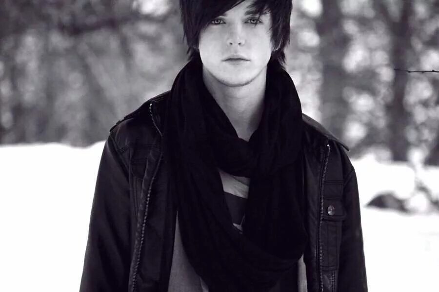 расмус ледин с черными волосами. эмо модель алекс эванс. эмо причёски для парней. расмус ледин с черными волосами. парень с челкой эстетика.