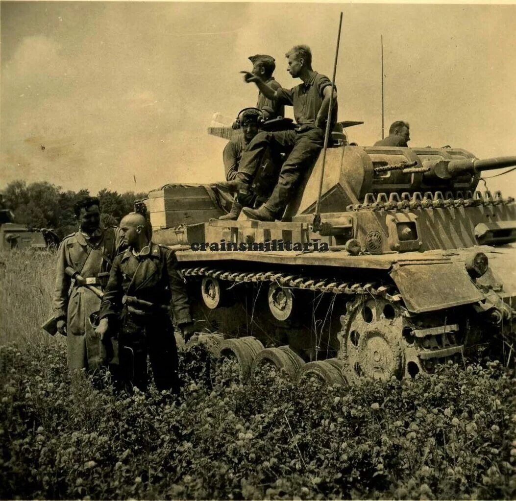 Наступление танковой дивизии. 23 Танковая дивизия вермахта танки. 11-Ая танковая дивизия вермахта PZ-3. 24 Танковая дивизия вермахта. 20 Танковая дивизия вермахта STUG 3.