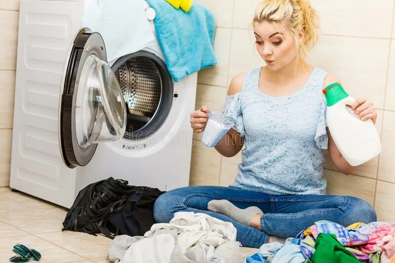 Wash dirty linen. Белье после стирки. Стирка. Грязная белая машина. Мужчина стирает.