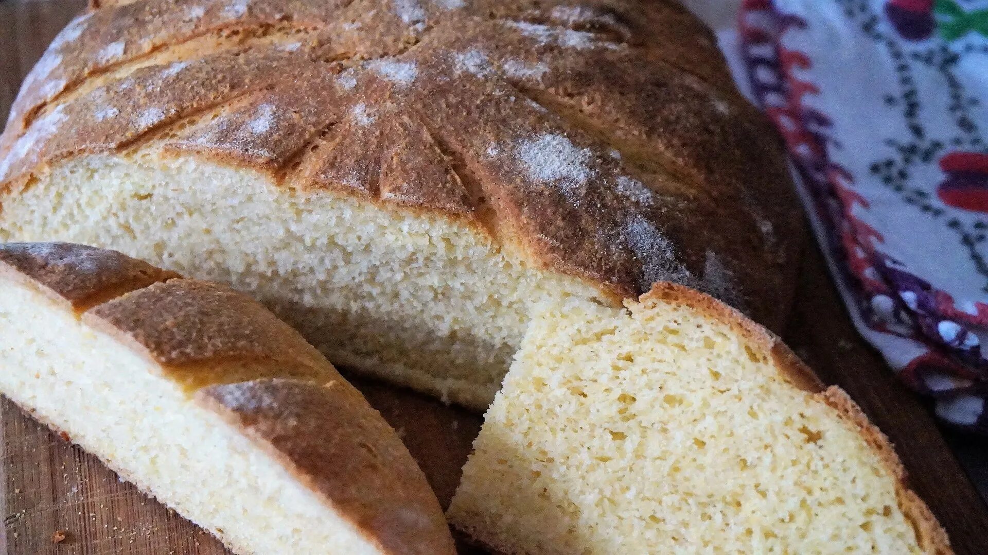 Хлеб в духовке без яиц. Домашний хлеб кукурузный. Кукурузный хлеб на дрожжах. Кукурузный батон. Хлеб из кукурузной муки в духовке.