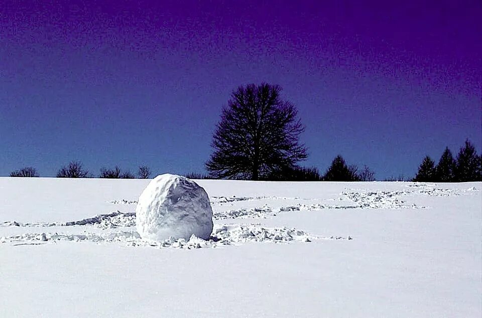 Комочек снега. Шар из снега. Комок снега. Шарик из снега.