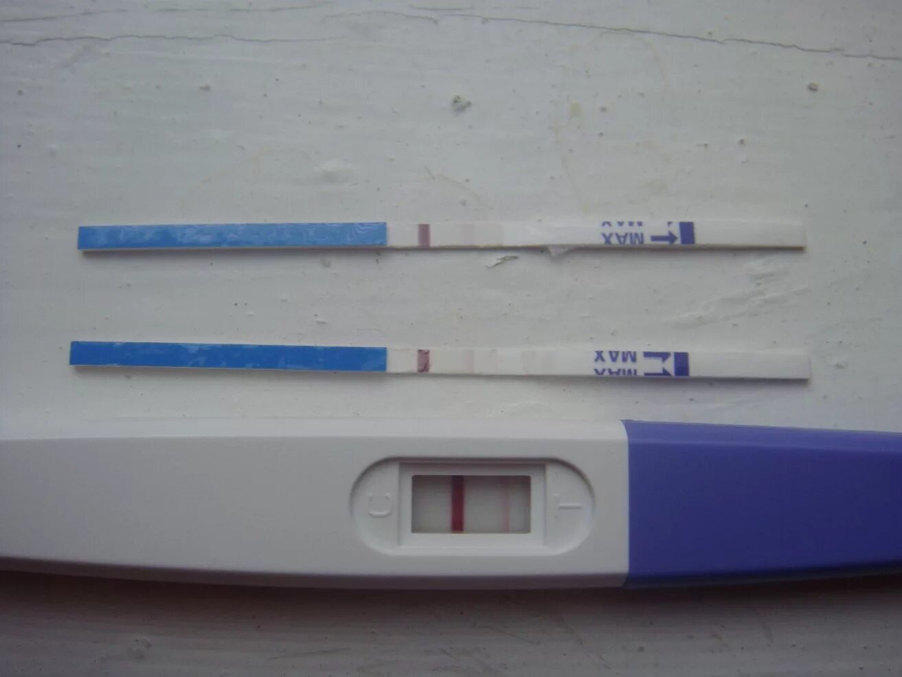 Слабо положительный тест на беременность. Слабоположительный Слабоположительные тесты. Слабоположительный тест на беременность. Слабый положительный тест. Фото слабоположительных тестов.