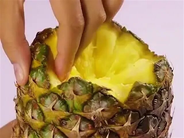 Как есть ананас без ножа. Ананас дольками отламывать. ананас без ножа. ананас дольками без ножа. как есть ананас.