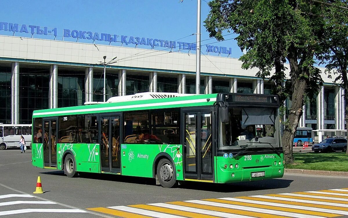 Астана алматы автобус. ЛИАЗ 5292.71. ЛИАЗ 5292 автобус Астана. Автобусный парк 2 Алматы. Зеленый автобус.