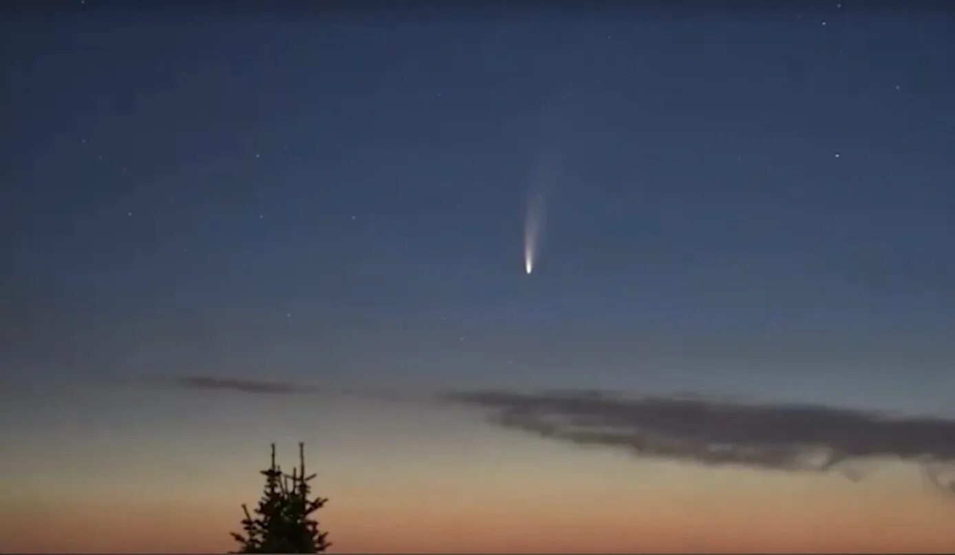 Где сегодня можно увидеть комету в россии. Небесные явления. Комета. Комета вид с земли. Летящая Комета.
