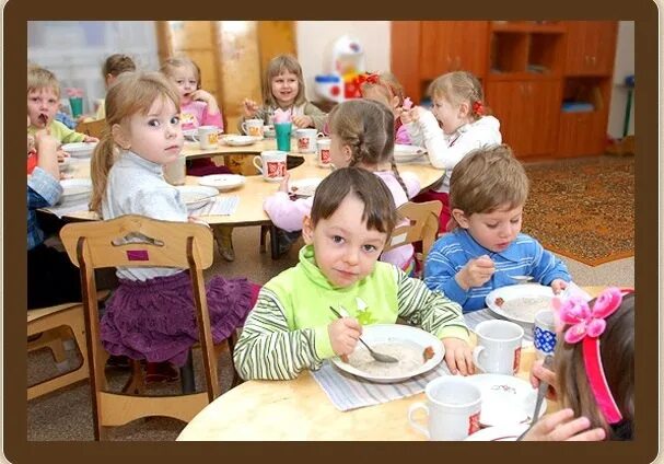 В садике было лучше. Дети кушают в детском саду. Дети едят в садике. Дети едят кашу в детском саду. Детки в садике кушают.