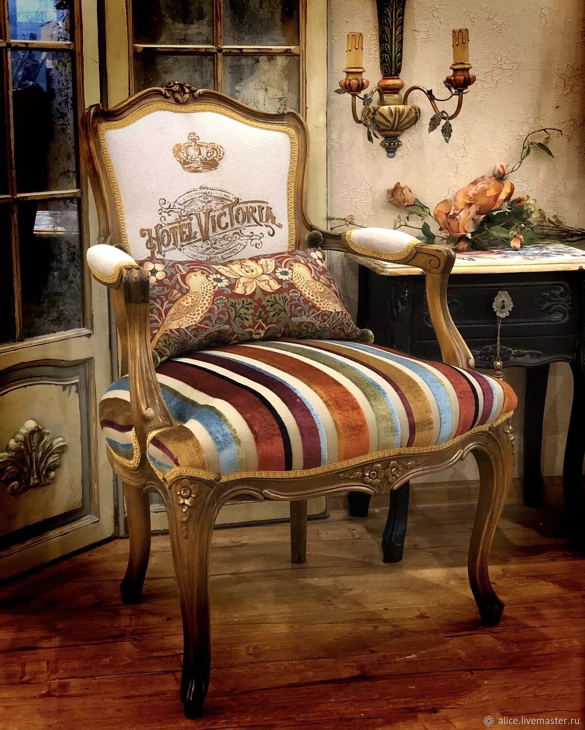 Старинный стул купить. Кресло в английском стиле. Кресло в винтажном стиле. Антикварное кресло.