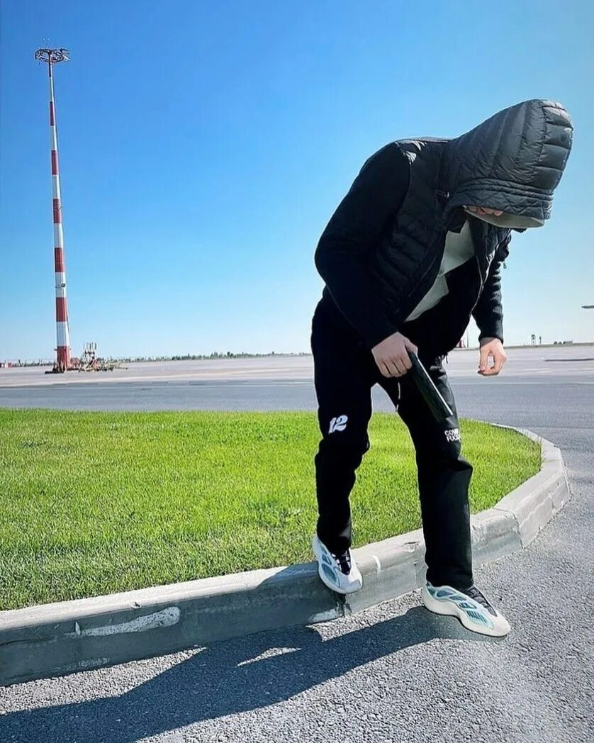 Мужчина шагает. Ходить на щах. Где моя большая ложка. Ходить на щах. Техника хождения на костылях.