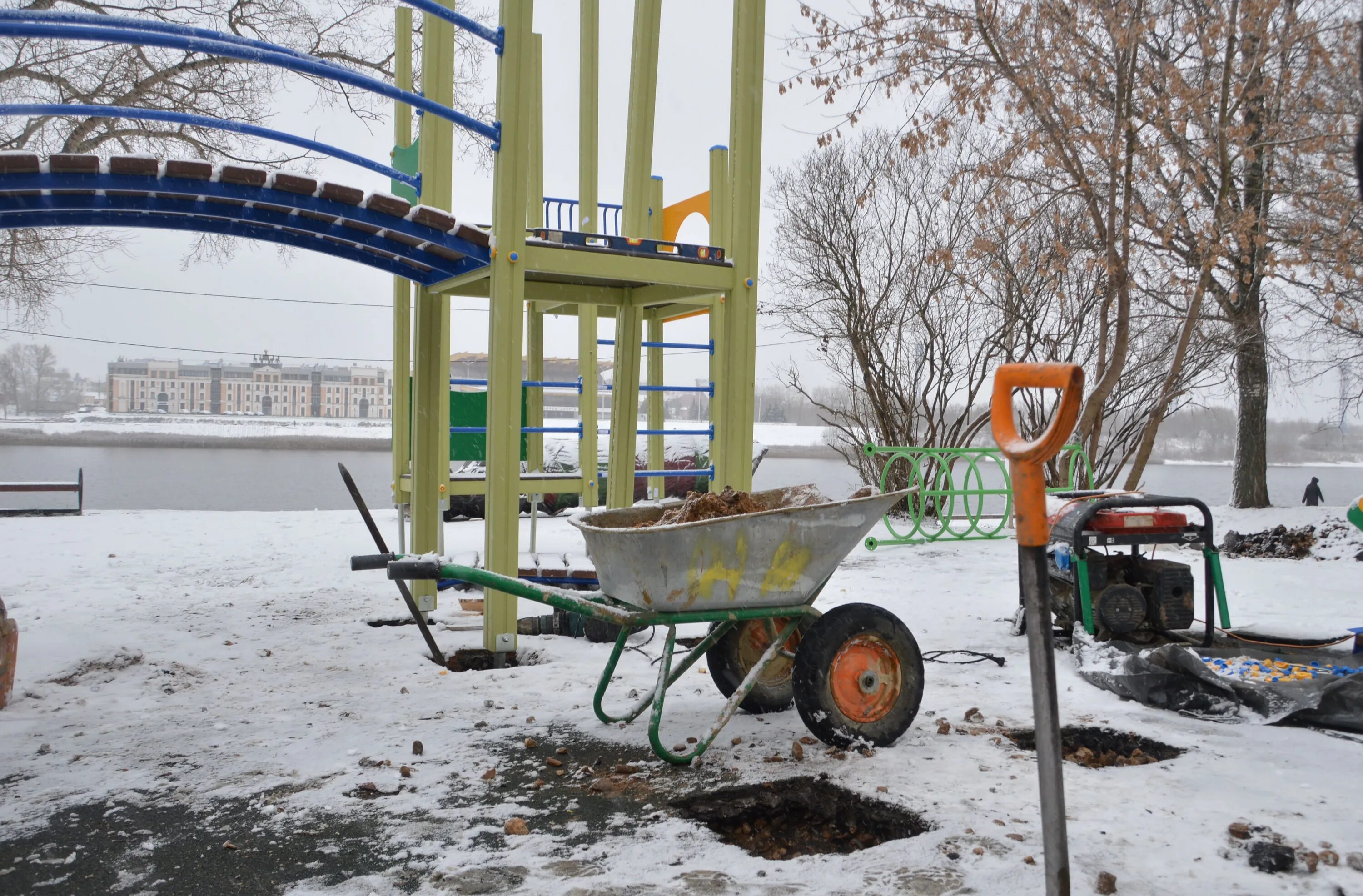 Установка тверь. Установка детской площадки. Детская площадка, Тверь. Новый город Тверь детская площадка.