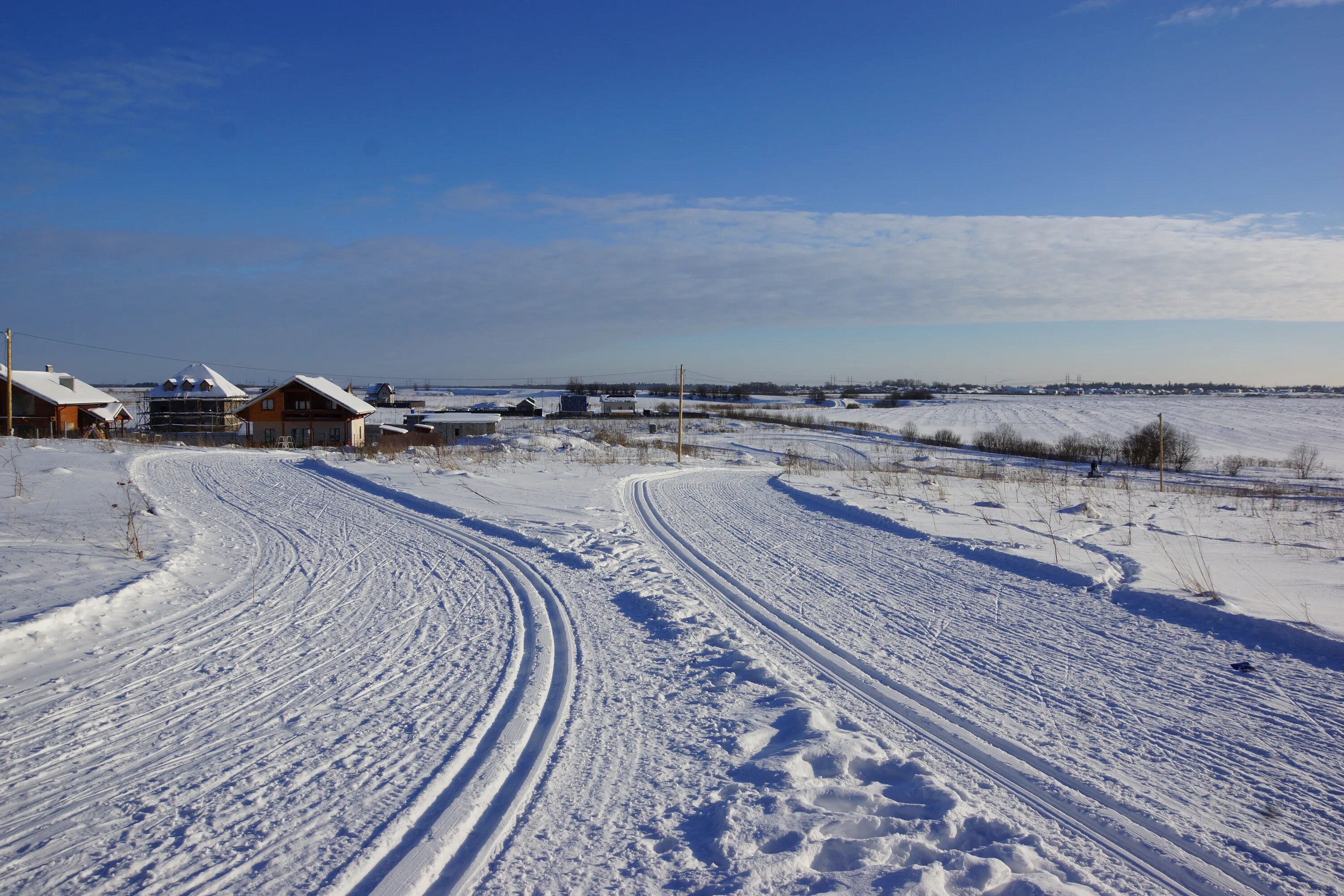 снег в москве. марьино лыжная. марьино лыжная. лыжная трасса шаркан. парк 850 летия биатлонно лыжный комплекс.