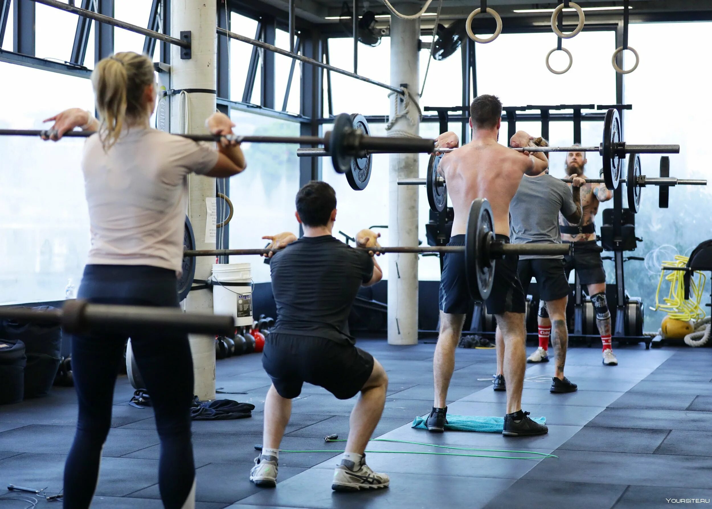 Пытки в спортзале. Спорт Gym. Спорт жим. Много народу в спортзале.