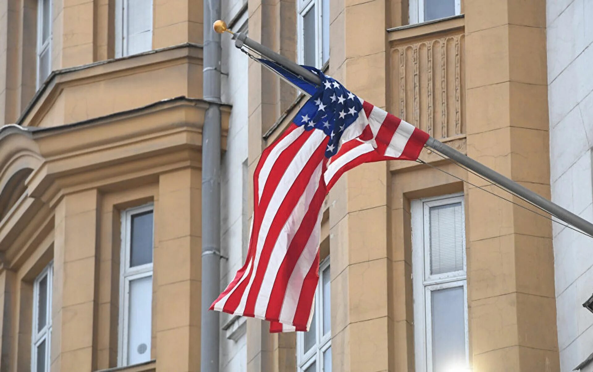 Посольство штатов. Здание посольства сша в москве на новинском бульваре. Американское посольство в москве. Посольство сша. Посольство соединенных штатов америки, москва.
