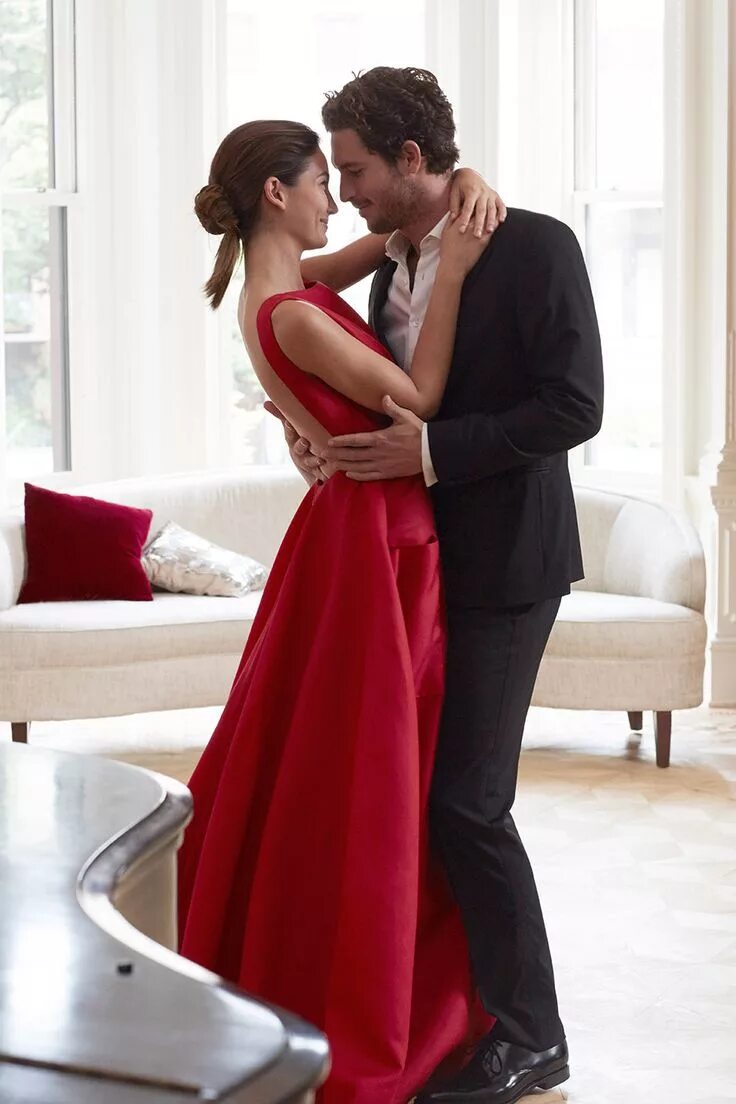 Девушка т мужа. Мужчина и женщина в вечерних нарядах. Шикарные пары в вечерних нарядах. Парень в Вечернем платье. Мужчина и женщина в Красном платье.