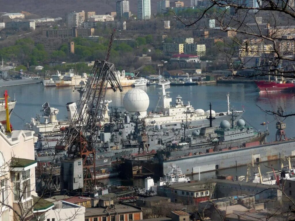 Корабль проекта 1914.1 "Маршал Крылов" в центре судоремонта "Дальзавод" во Влади