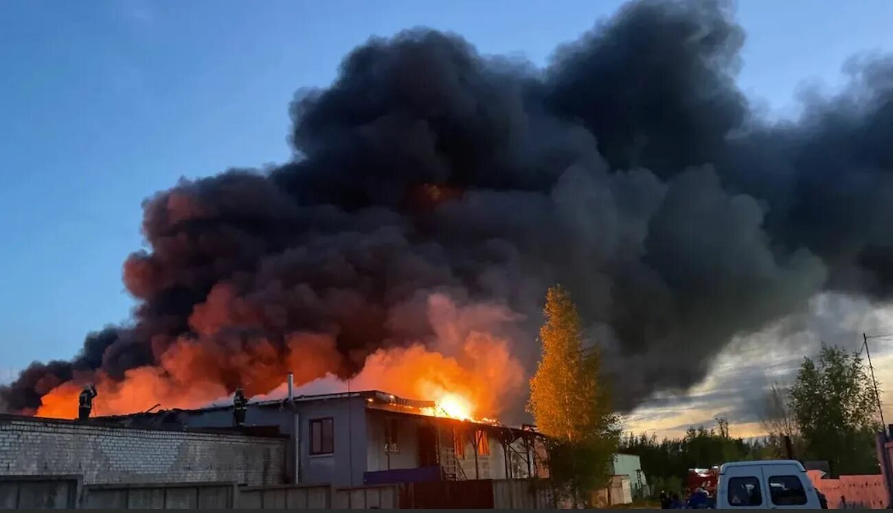 Пожар подлежит. Пожар. Пожар в Ярославле. Сгоревший завод. Ярославль пожар на заводе.