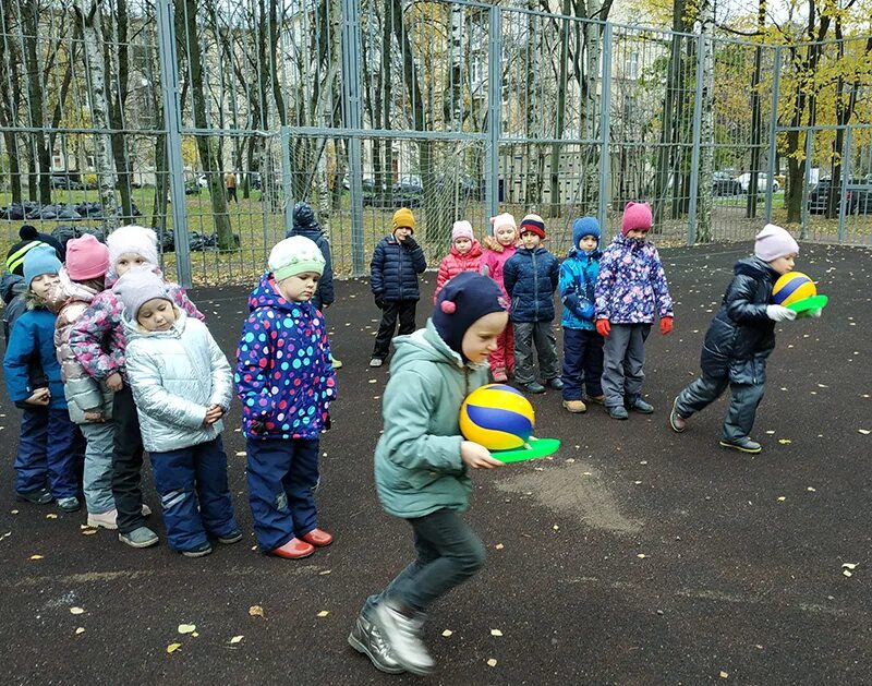 Спортивные мероприятия для детей на улице осенью. Спортивный осенний праздник. Осенний спорт, дети. Спортивные мероприятия во дворе дома. Школьные каникулы в петербурге