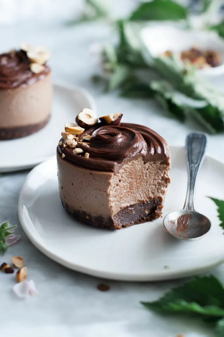 Названия десертов. Raw Vegan Cake шоколад. Шоколадный десерт. Красивые шоколадные Десерты. Красивые Десерты с шоколадом.