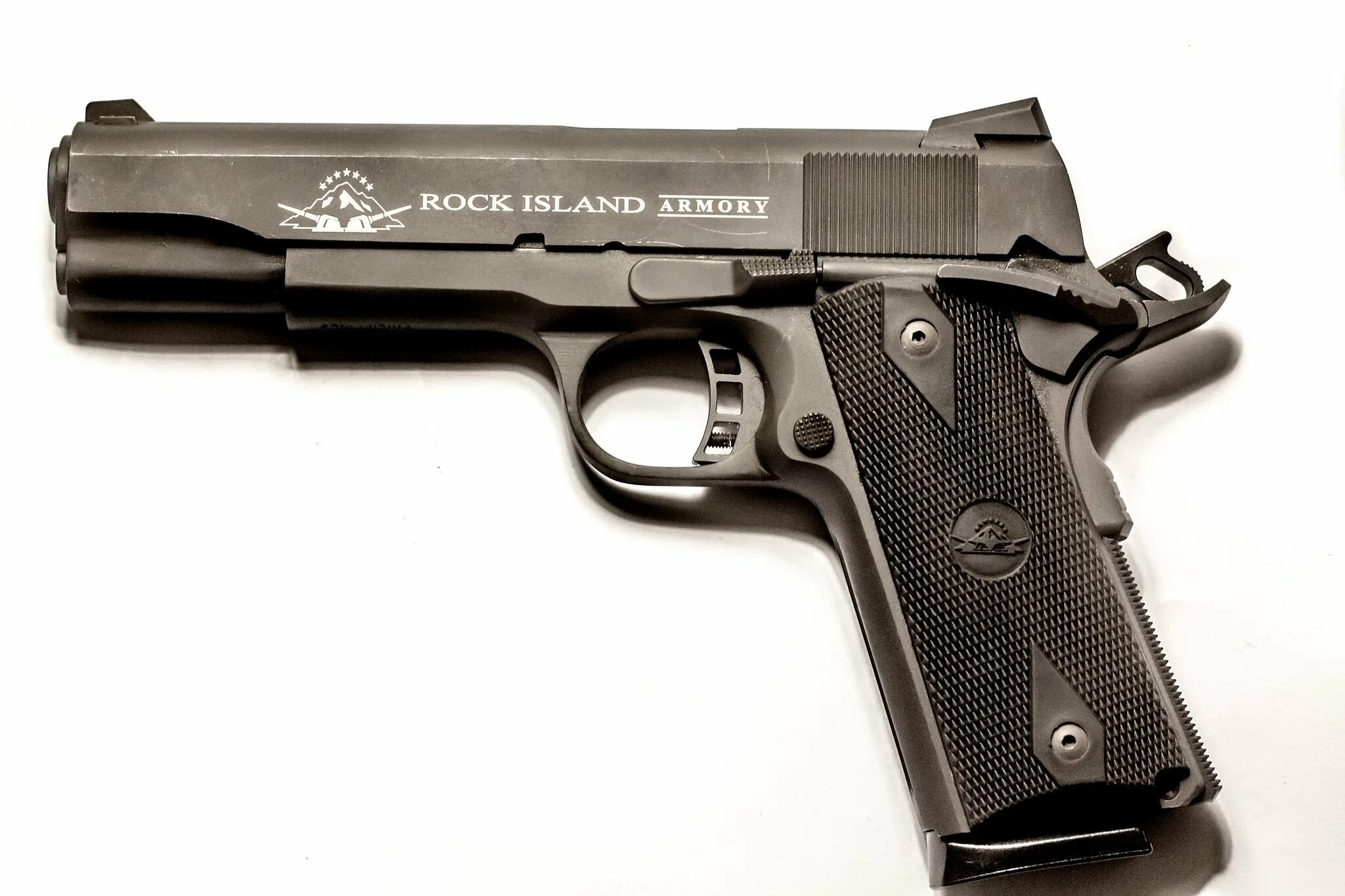 Фотка пистолета. Пистолет. Пистолет картинка. M1911 самозарядный пистолет. Пистолет настоящий 1911.