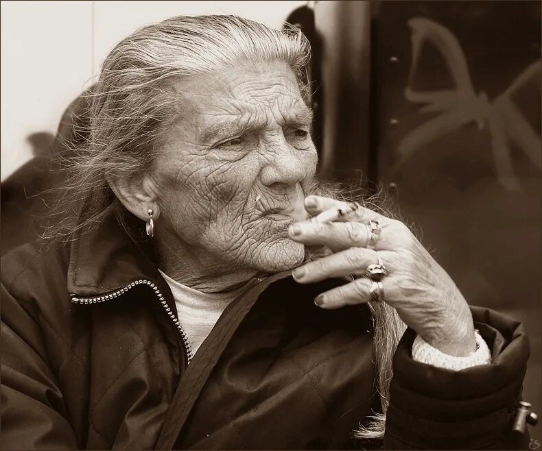 старая женщина. бабушка с трубкой. курящих бабушка. курящих бабушка. старушка с сигаретой.