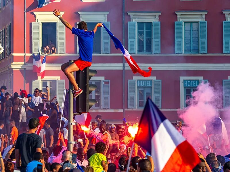 1 мая во франции. Праздник Победы на ЧМ во Франции. Празднования во Франции ЧМ 2018. Празднование 1 мая во Франции.