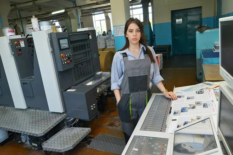 Работники типографии профессии. Работник типографии. печатник. печатник в типографии. типография цех.