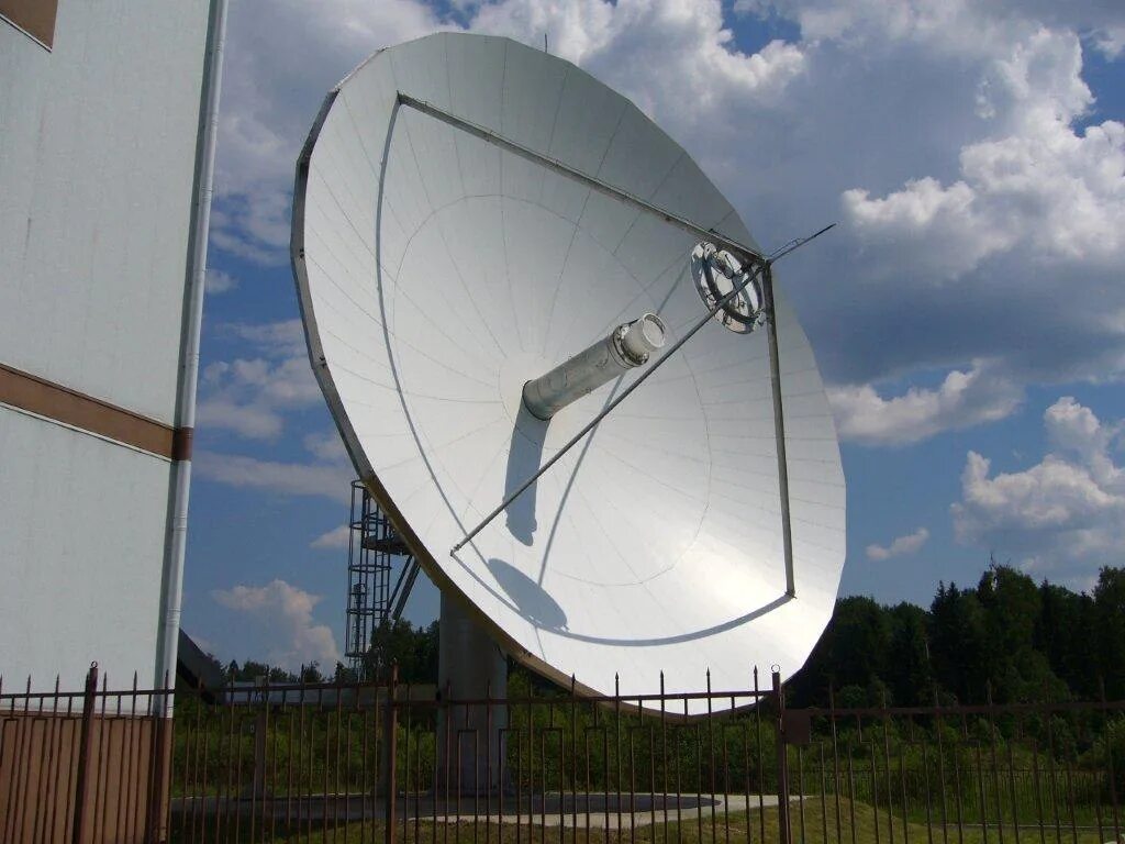 Земная станция связи. Спутниковая связь VSAT. VSAT система спутниковой связи. Земная станция VSAT. Спутниковая антенна VSAT.