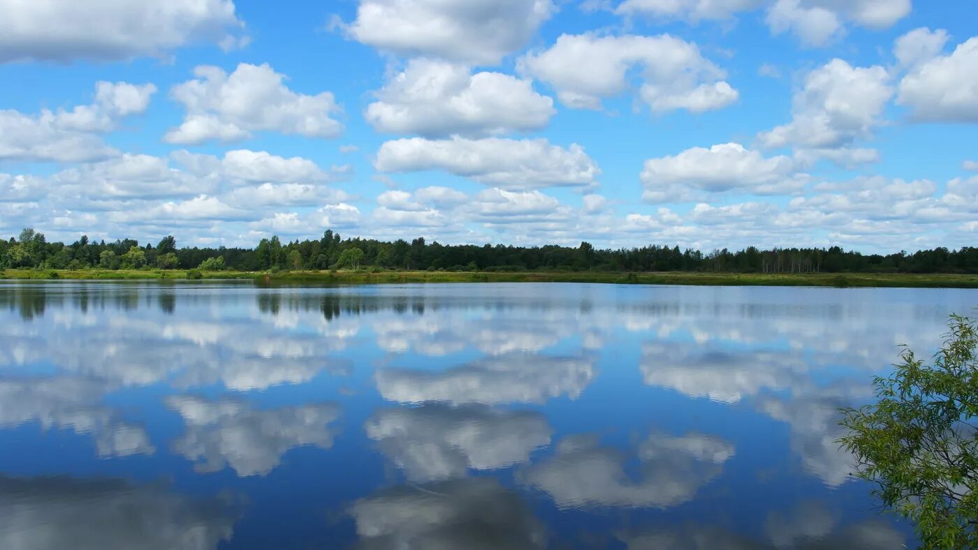 В реку смотрят облака. Озеро Яльчик. Озеро Габозеро Карелия. Озеро Чихайдарово Йошкар-Ола. Зеркальное озеро Псковская область.