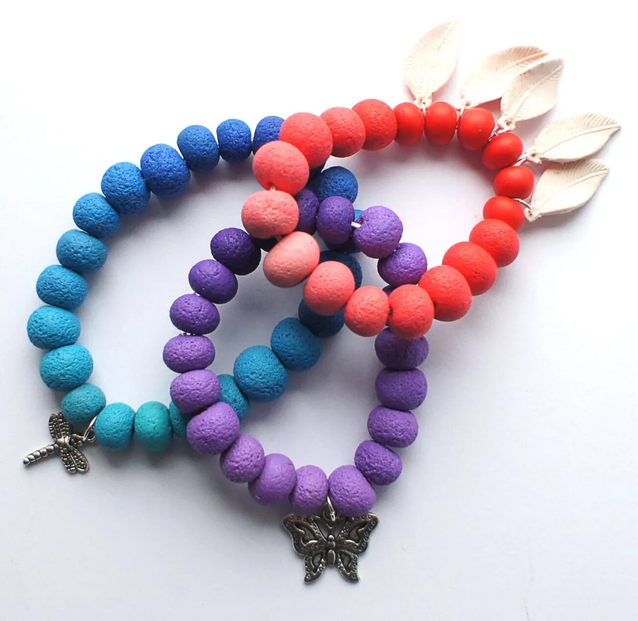 Вязаные украшения. Ожерелье из бусин. Бусы на нитке. Какие можно сделать бусы. Украшения из бусинок.