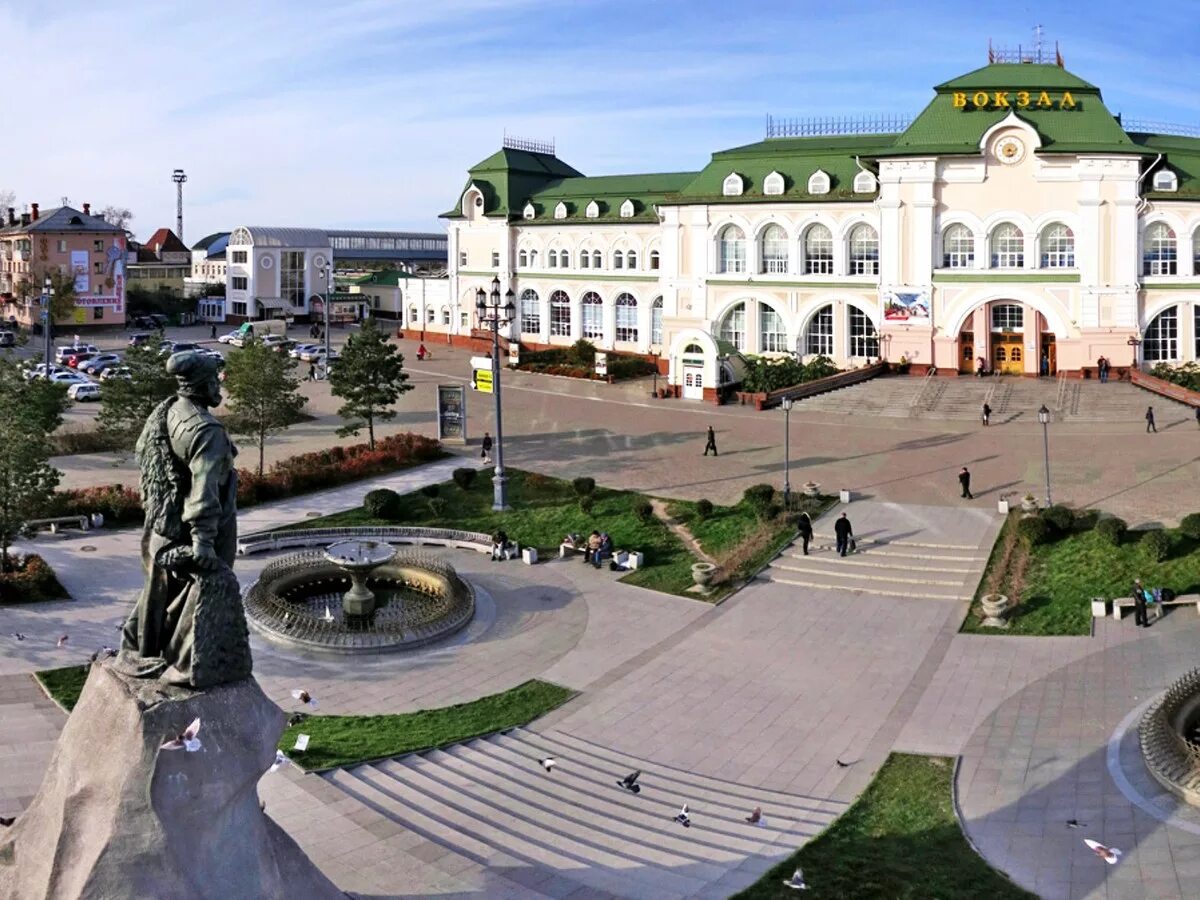 Г хабаровск где купить. Привокзальная площадь Хабаровск. Памятник на ЖД вокзале Хабаровск. Хабаровск ж/д вокзал и Привокзальная площадь. Хабаровский край город Хабаровск.