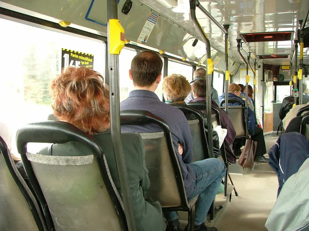 Автобус. Пассажиры в автобусе. Пассажиры общественного транспорта. Поручни в общественном транспорте.