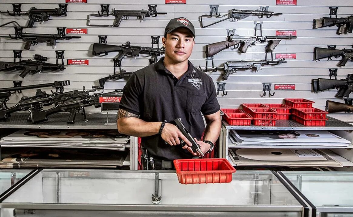 Магазин оружия. Магазин оружия в Америке. Оружейный магазин в США. Оружейный склад.