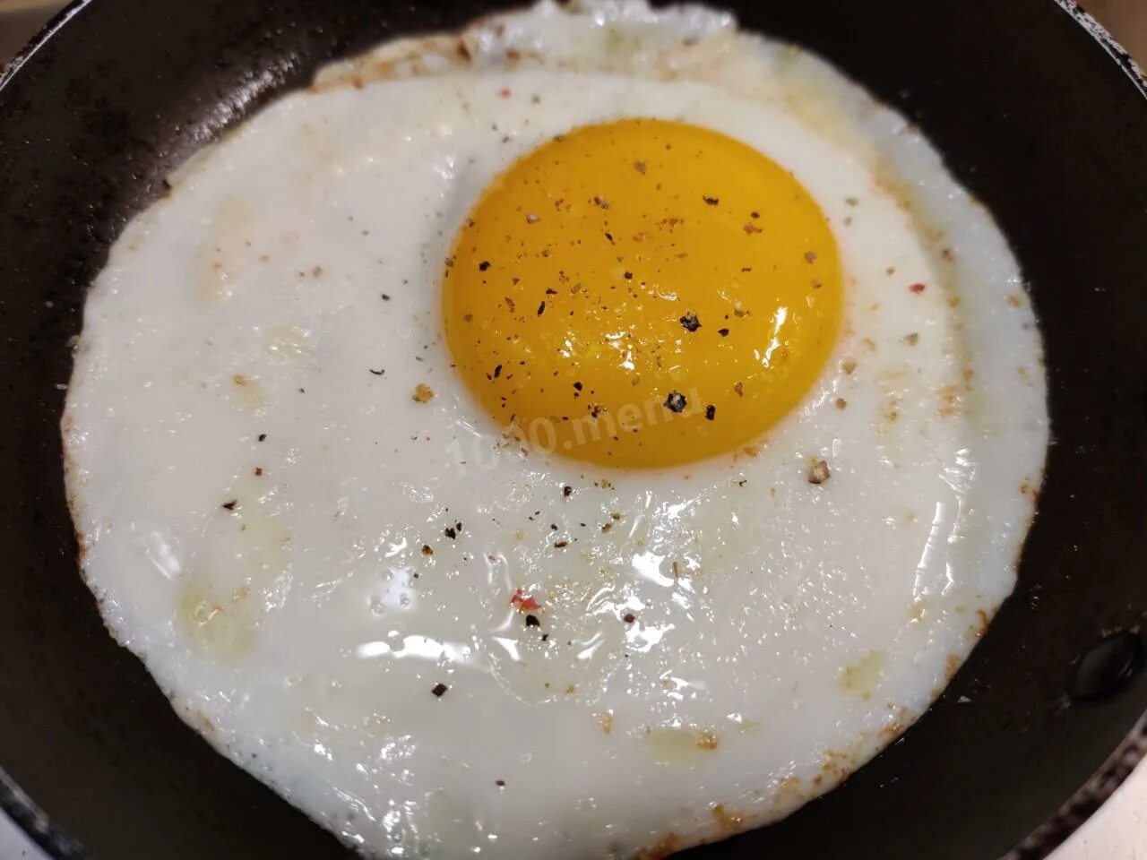 Яичница. Яичница глазунья. Сковорода с яичницей. Сковородка для яичницы. Яйцо на воде в сковороде