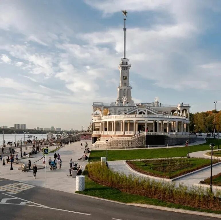 Парк северного речного вокзала. Речной вокзал парк набережная. Северный речной порт парк. Парк северного речного. Парк речной фото.