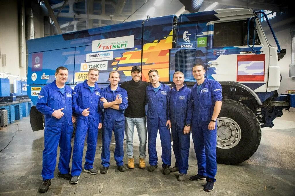 Камаз 54901 итеко. Завод камаз конвейер. Завод камаз в набережных челнах 402 цех. Камаз цех кабин. Камский автомобильный завод камаз 1969.