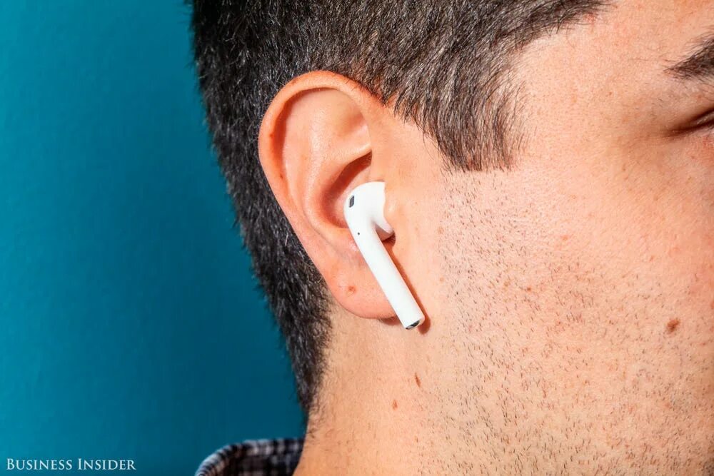 Беспроводные наушники можно вернуть. AIRPODS 2.2 В ухе. Apple AIRPODS 2.2 В ухе. Apple AIRPODS in Ear. Аирподс 2 в ухе.