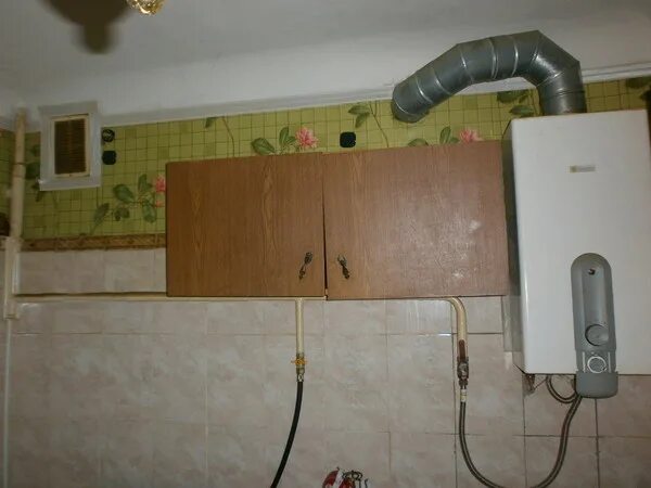 Мешает газовая труба на кухне. Полочка для скрытия газовой трубы. Газовая труба за плитой. Мешает газовая труба на кухне. Вытяжка и газовая труба на кухне.