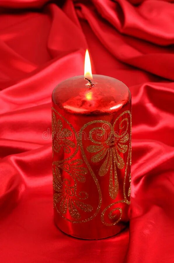 Красная свеча. Свечи красные с блестками. Свеча в красной баночке. Красный бархат со свечами.