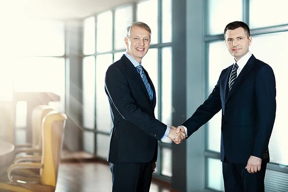Client handshake. Рукопожатие бизнесменов. Рукопожатие двух бизнесменов. Бизнесмены переговоры. Деловая встреча.
