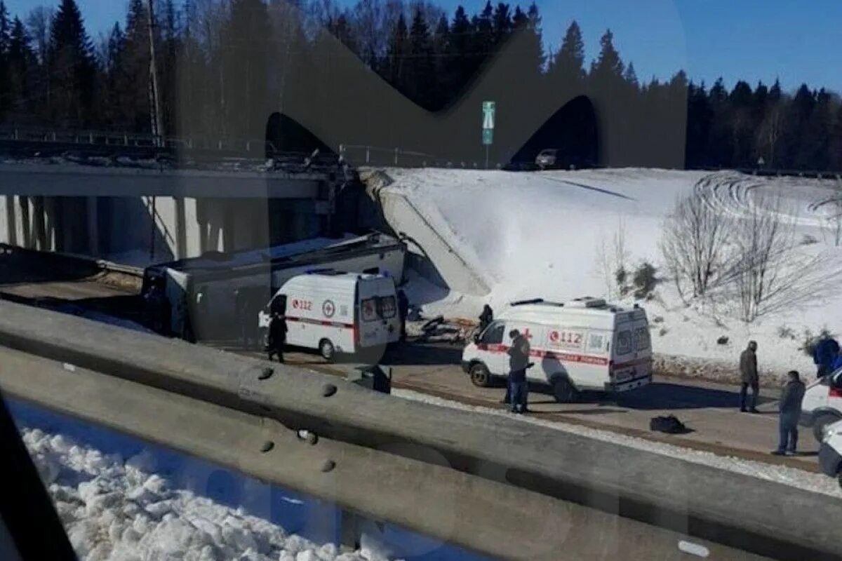 М 5 упал. Трасса м9 в Подмосковье аварии. ДТП С автобусом в Московской области сегодня.