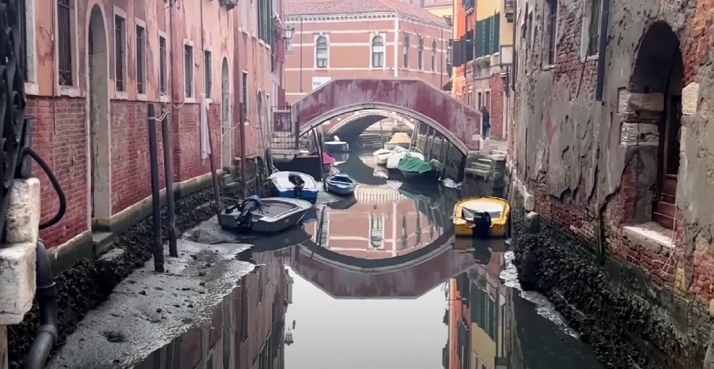 30 канала 2023. Каналы Венеции обмелели 2023. Венеция Италия пересохли каналы. Каналы в Венеции обмелели из-за засухи. В Венеции пересохли каналы 2023.