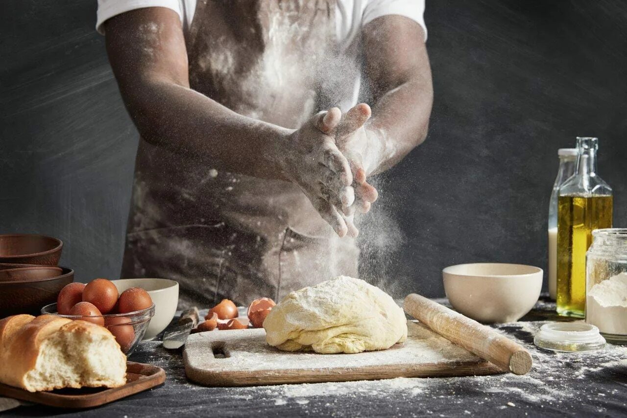 Мука для хлеба. Мужчина на кухне в муке. Пекарь в муке. Фотосессия с мукой.