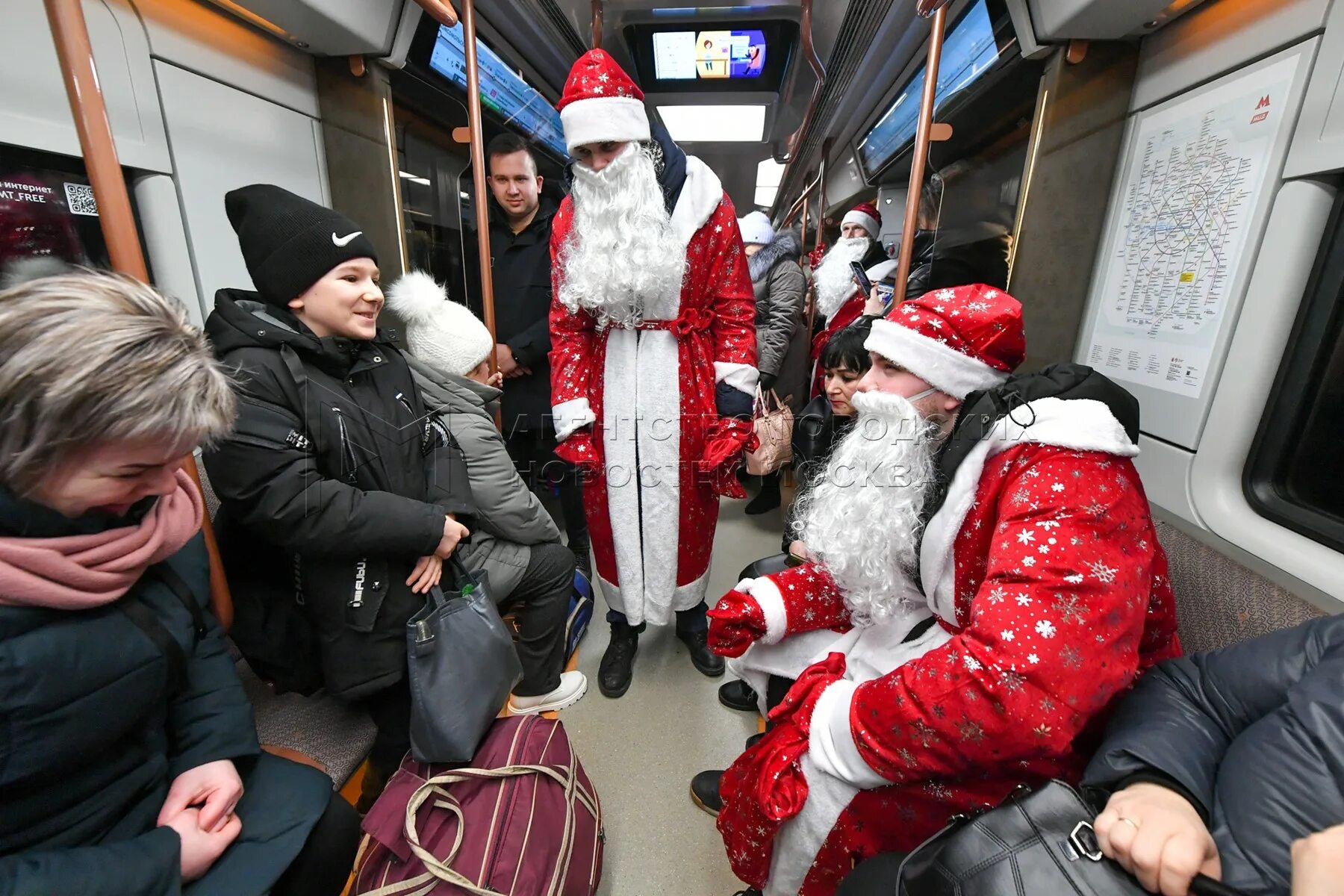 Перерывы в метро. Метро новый год. новый дед мороз. москва новый год. дед мороз в москве.