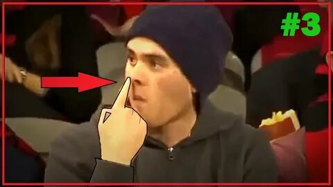 Человек ест козявки