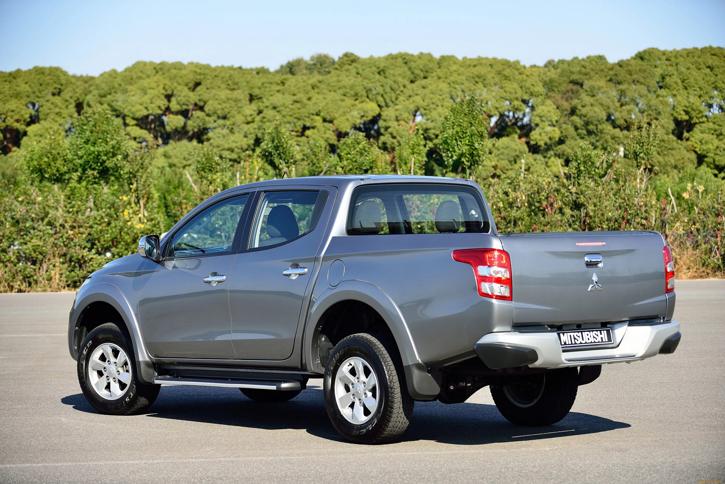 Mitsubishi название. Mitsubishi l200 Triton. Митсубиси л200 Тритон. Mitsubishi l200 Тритон. Mitsubishi Triton/l200 2015.